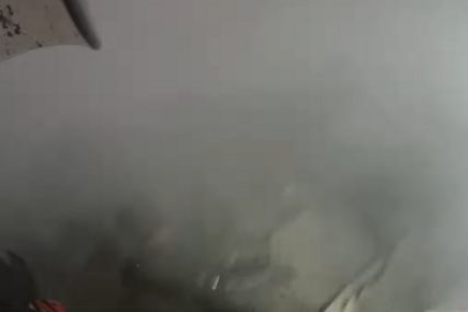 (VIDEO) EKSPRESNA REAKCIJA Prijedorski vatrogasci na visini zadatka, snimili gašenje požara u kući