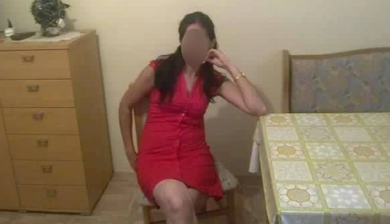 žena sjedi