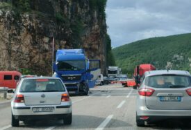 KARAMBOL NA PUTU Sudar dva kamiona kod Mrkonjić Grada, obustavljen saobraćaj
