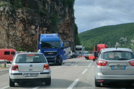 (FOTO) KARAMBOL NA PUTU Sudar dva kamiona kod Mrkonjić Grada, obustavljen saobraćaj