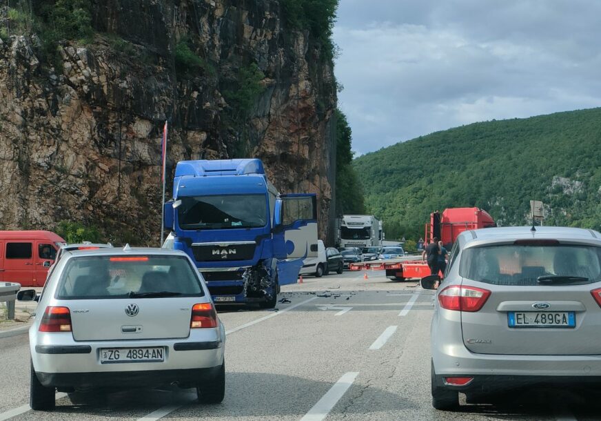 (FOTO) KARAMBOL NA PUTU Sudar dva kamiona kod Mrkonjić Grada, obustavljen saobraćaj