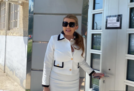 (VIDEO) Viki Miljković u izazovnom BIJELOM KOMPLETU: Minić nikad kraći, a torbica koju nosi vrijedna cijelo bogatstvo