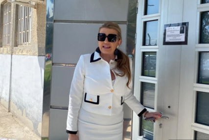 (VIDEO) Viki Miljković u izazovnom BIJELOM KOMPLETU: Minić nikad kraći, a torbica koju nosi vrijedna cijelo bogatstvo