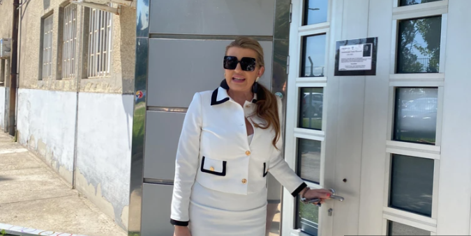 (VIDEO) Viki Miljković u izazovnom BIJELOM KOMPLETU: Minić nikad kraći, a torbica koju nosi vrijedna cijelo bogatstvo