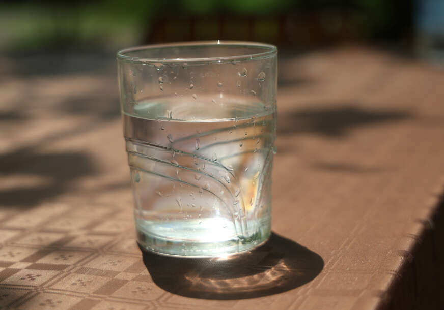 voda čaša suša