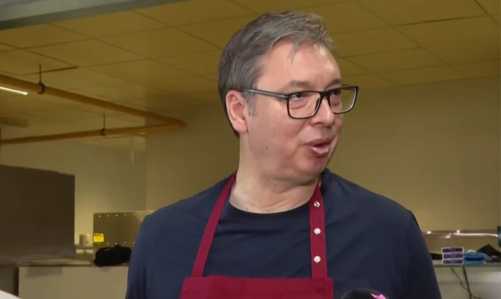 (FOTO) "Stigli su ćaciji, moraju da se nahrane lijepo" Vučić u Nišu PEČE ĆEVAPE, priprema gozbu za odabrane