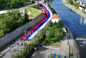  (VIDEO) Razvijena ZASTAVA SRBIJE DUGA 200 METARA:  U Nišu skup vlasti, ali i studenata u blokadi, u Subotici protest "Sjever zove"