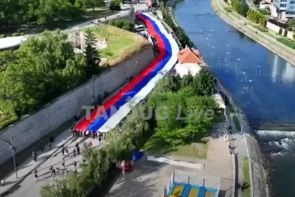 (VIDEO) Razvijena ZASTAVA SRBIJE DUGA 200 METARA:  U Nišu skup vlasti, ali i studenata u blokadi, u Subotici protest "Sjever zove"