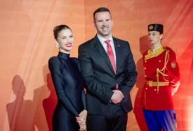 (FOTO) CRVENI KARMIH, OSMIJEH KOJI OSVAJA Svi gledaju u ženu premijera Crne Gore, na svečanom prijemu u uskoj haljini