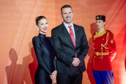(FOTO) CRVENI KARMIH, OSMIJEH KOJI OSVAJA Svi gledaju u ženu premijera Crne Gore, na svečanom prijemu u uskoj haljini