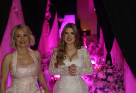 (VIDEO) GOCA TRŽAN NA KOLJENIMA PRED KĆERKOM Pjevačica briznula u plač dok je pjevala nasljednici
