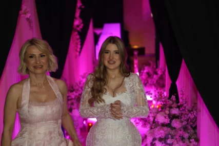 (VIDEO, FOTO) GOCA TRŽAN NA KOLJENIMA PRED KĆERKOM Pjevačica briznula u plač dok je pjevala nasljednici