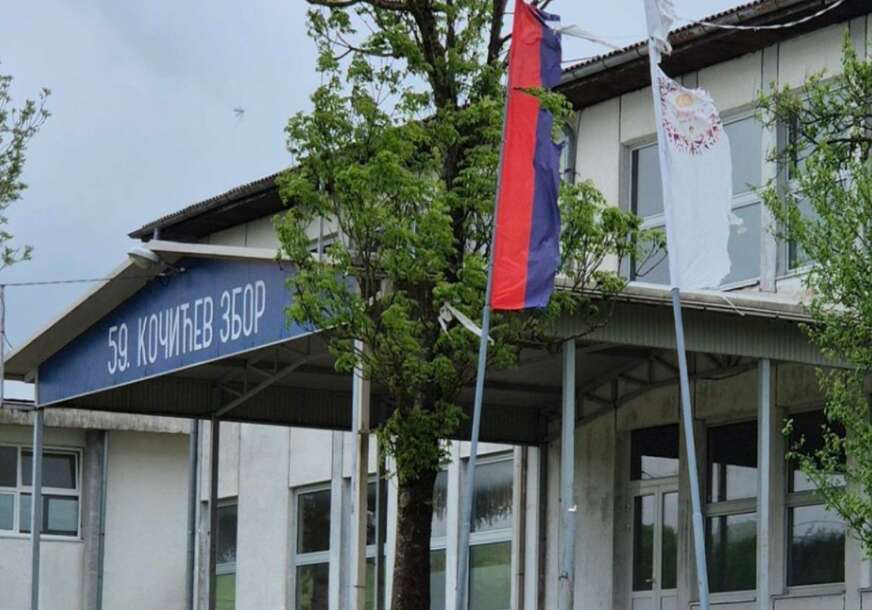 Bruka na Manjači: Na jarbolu ispred škole “vijori” ISPARANA ZASTAVA Srpske, niko ne reaguje