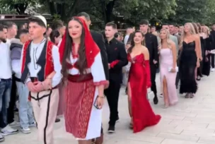 maturanti u albanskoj narodnoj nošnji