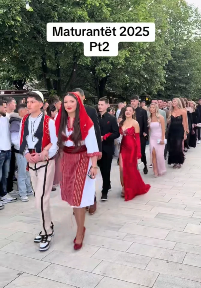 maturanti u albanskoj narodnoj nošnji