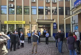 (VIDEO) DRAMA U TESLIĆU Nakon svađe poslanika prekinuta sjednica Skupštine, reagovala i policija