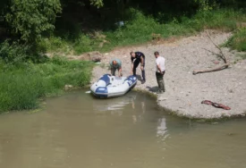 (VIDEO, FOTO) U džaku PRONAĐENE LJUDSKE NOGE: Policija traga za dijelovima tijela koji su pronađeni na obali rijeke
