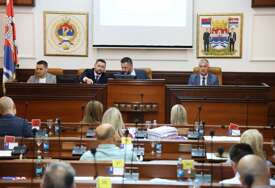 (FOTO) Počeo aktuelni čas: Pred odbornici Skupštine grada oko 70 tačaka, ponovo nema rasprave o neradnoj nedjelji, ali će se govoriti o korekciji cijene vode