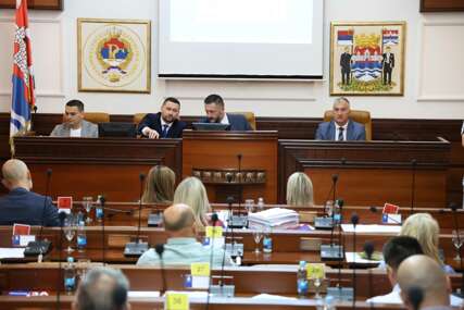 (FOTO) Počeo aktuelni čas: Pred odbornici Skupštine grada oko 70 tačaka, ponovo nema rasprave o neradnoj nedjelji, ali će se govoriti o korekciji cijene vode