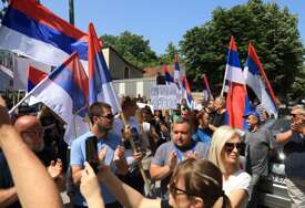 (FOTO) "Ako treba, stajaćemo ovdje danima" Protest pred Tužilaštvom ne jenjava, uhapšeni Miličević još nije saslušan