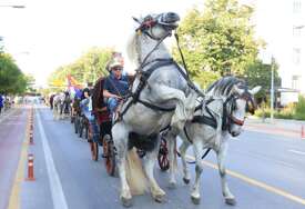 (VIDEO, FOTO) Razglednica iz nekih davnih vremena: Defile kočija i ove godine oduševio Banjalučane