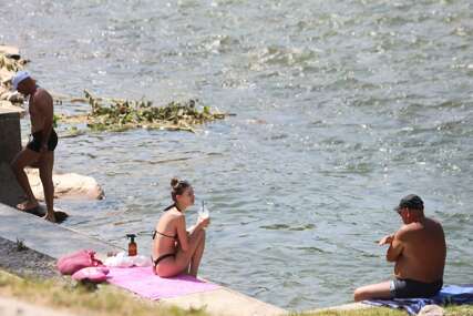(VIDEO, FOTO) Ljeto je počelo: Banjalučani pohrlili na plaže, najhrabrijima Vrbas u junu nije hladan