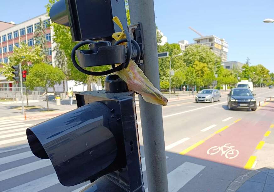 (VIDEO, FOTO) SAOBRAĆAJNA REVOLUCIJA Iz Banjaluke nam stiže primjer kako zaštititi semafor ZA MANJE OD MARKU