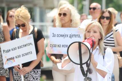 (VIDEO, FOTO) "Ili pregovori, ili ŠTRAJK UPOZORENJA" Zaposleni u javnim vrtićima traže 20 odsto povišice, na protestu i direktor