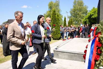 (FOTO) Trivićeva, Dubravac i Dončić na obilježavanju 33 godine proboja "Koridora":  Položili cvijeće i odali počast poginulim pripadnicima VRS i MUP RS