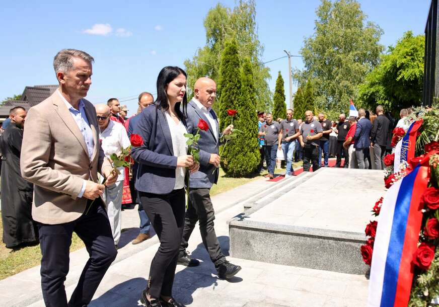 (FOTO) Trivićeva, Dubravac i Dončić na obilježavanju 33 godine proboja "Koridora":  Položili cvijeće i odali počast poginulim pripadnicima VRS i MUP RS