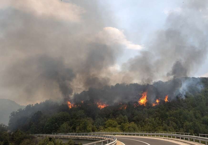 POŽAR U DALMACIJI Na terenu 27 vatrogasca, zatvoren državni put i željeznički saobraćaj