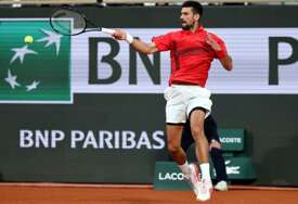(VIDEO) Novak pokazao zašto je najbolji: Nevjerovatnim poenom podigao Pariz na noge