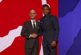 (VIDEO) SRAMOTNE SCENE NA NBA DRAFTU Tim Darka Rajakovića ga izabrao, igrač bio nezadovoljan i opsovao prilikom izlaska na binu