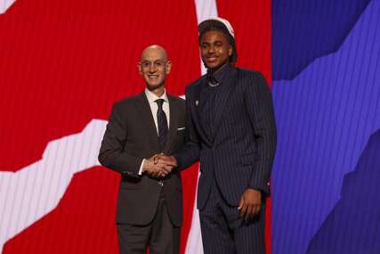(VIDEO) SRAMOTNE SCENE NA NBA DRAFTU Tim Darka Rajakovića ga izabrao, igrač bio nezadovoljan i opsovao prilikom izlaska na binu