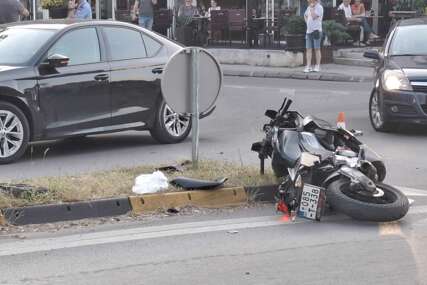 (VIDEO, FOTO) Sudarili se motor i auto: Nesreća u banjalučkom naselju, POVRIJEĐEN MALOLJETNIK