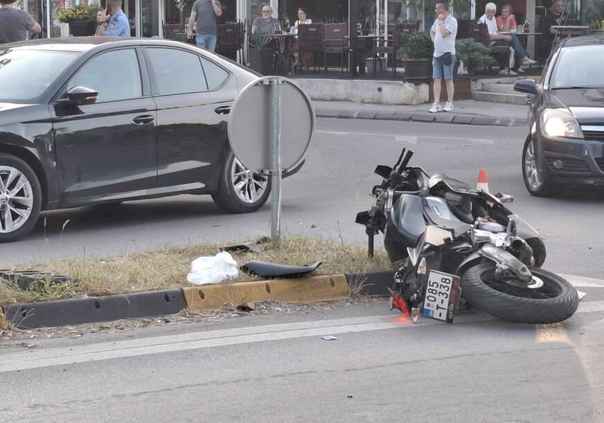 (VIDEO, FOTO) Sudarili se motor i auto: Nesreća u banjalučkom naselju, POVRIJEĐEN MALOLJETNIK