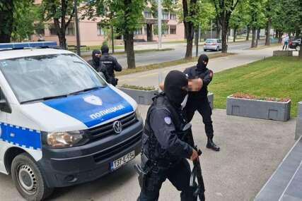 (FOTO) AKCIJA "BOTANIK" U PRIJEDORU: Uhapšene 2 osobe, pronađen zasad indijske konoplje