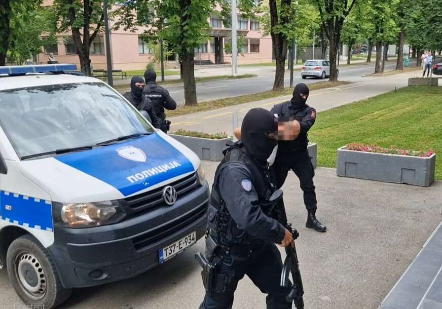 (FOTO) AKCIJA "BOTANIK" U PRIJEDORU: Uhapšene 2 osobe, pronađen zasad indijske konoplje