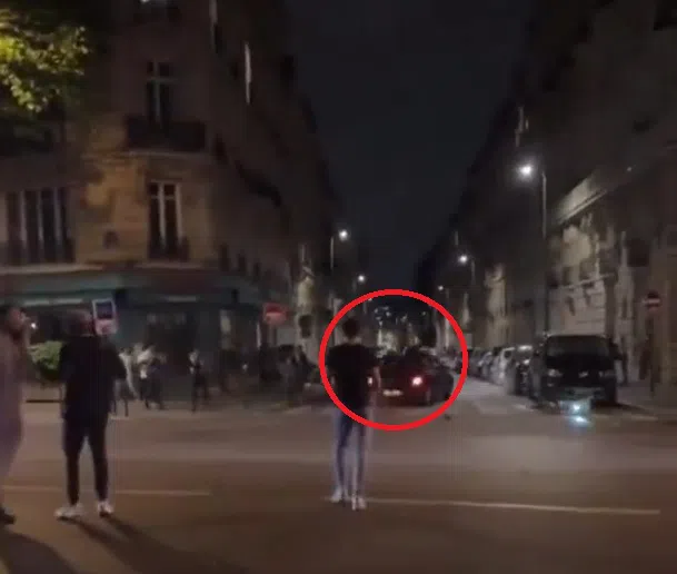 Autom se zaletio u navijače Pariz 
