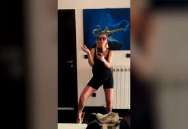 (VIDEO, FOTO) SNIMILA SE PRED POROĐAJ Pjevačica čeka bliznakinje, a sada se UTEGLA u kombinezon, svi komentarišu samo jedno
