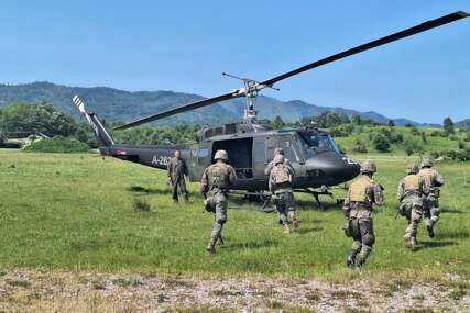 (FOTO) ZAJEDNIČKA VJEŽBA NA MANJAČI Oružane snage BiH i EUFOR uvježbavali koordinaciju helikoptera i snaga na terenu