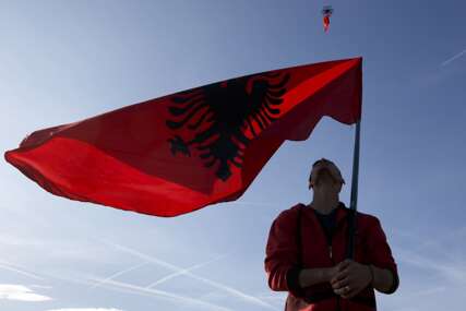 Totalna opsada: Albanci sa Kosova u kolonama JURE KA TIRANI na meč sa Srbijom