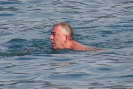 (FOTO) MIMA KARADŽIĆ POZIRAO U BAZENU Glumac u 8. deceniji nema problem da pokaže svoje tijelo