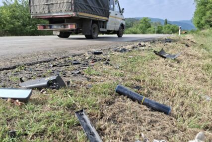(FOTO) PORODICA KRENULA NA MORE Jeziv prizor na mjestu nesreće kod Malče, dijelovi automobila RASUTI PO PUTU, djevojčica (3) poginula, roditelji i sestra teško povrijeđeni