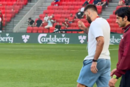 (VIDEO) Uslijedili zvižduci: Aleksandar Mitrović SE PREKRSTIO NA STADIONU u Tirani