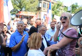 (VIDEO, FOTO) MOGUĆI PROTESTI I PRED PALATOM Pandurevićeva pred Okružnim sudom u Banjaluci uz Miličevića, prozvala vlast za aferu “dva papka”