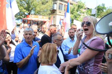 (VIDEO, FOTO) MOGUĆI PROTESTI I PRED PALATOM Pandurevićeva pred Okružnim sudom u Banjaluci uz Miličevića, prozvala vlast za aferu “dva papka”