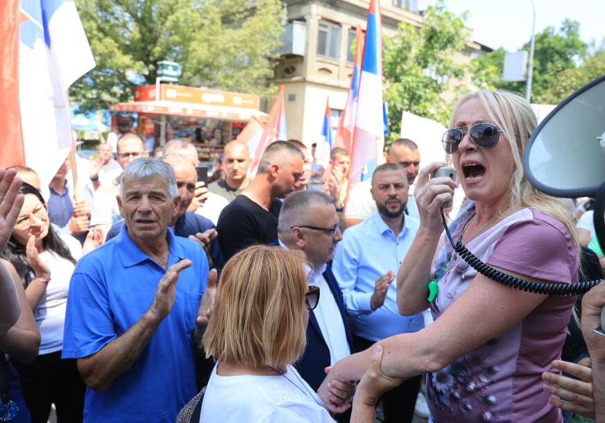 (VIDEO, FOTO) MOGUĆI PROTESTI I PRED PALATOM Pandurevićeva pred Okružnim sudom u Banjaluci uz Miličevića, prozvala vlast za aferu “dva papka”