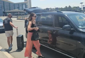 (VIDEO) ANASTASIJA RAŽNATOVIĆ BEZ TRUNKE ŠMINKE Ne skida pogled sa telefona, pojavila se u širokim pantalonima i papučama
