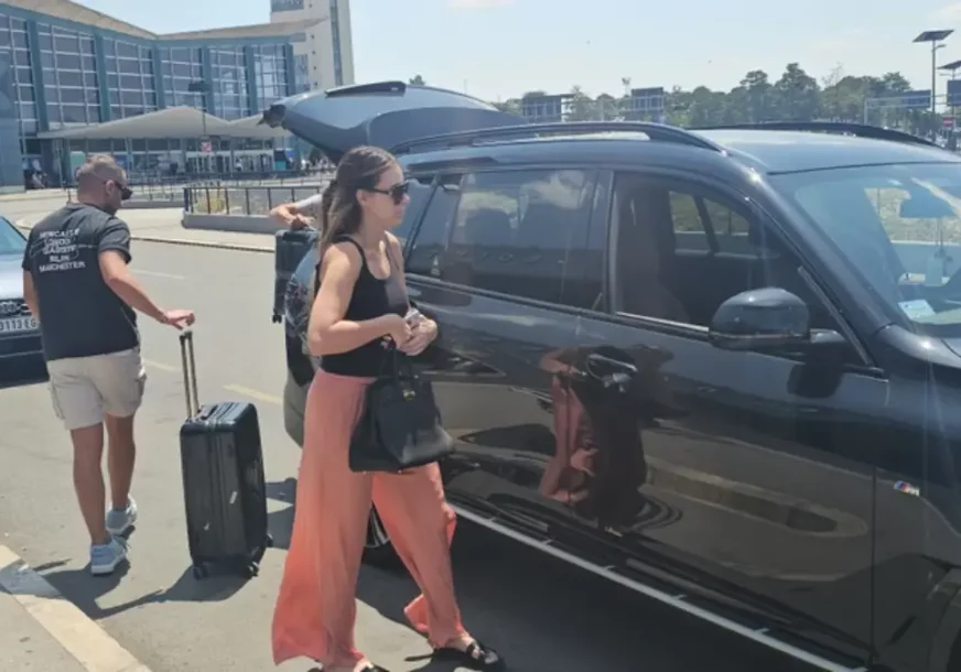 (VIDEO) ANASTASIJA RAŽNATOVIĆ BEZ TRUNKE ŠMINKE Ne skida pogled sa telefona, pojavila se u širokim pantalonama i papučama